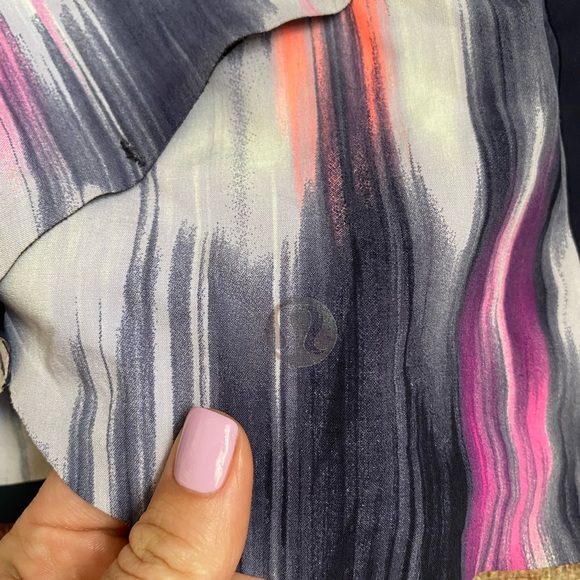 Lululemon women’s shorts size 4 great condition - Picture 4 of 6